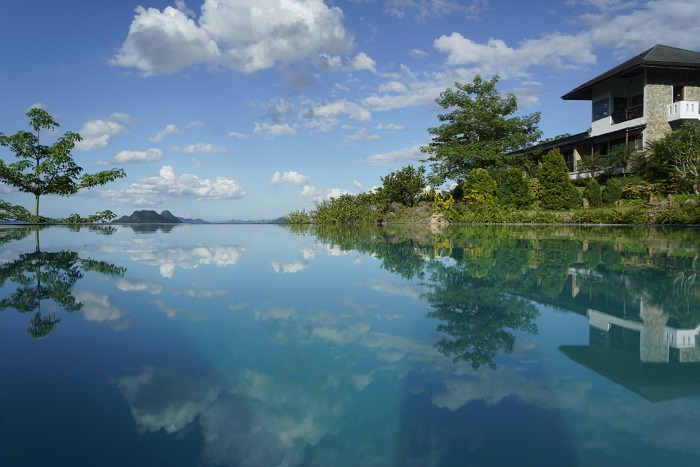 Khu nghỉ dưỡng có diện tích hơn 4 ha này nằm ở vị trí đẹp, ôm trọn cảnh hùng vỹ của hồ thủy điện Hòa Bình